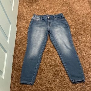 Maurices skinny jegging in medium wash good condition.